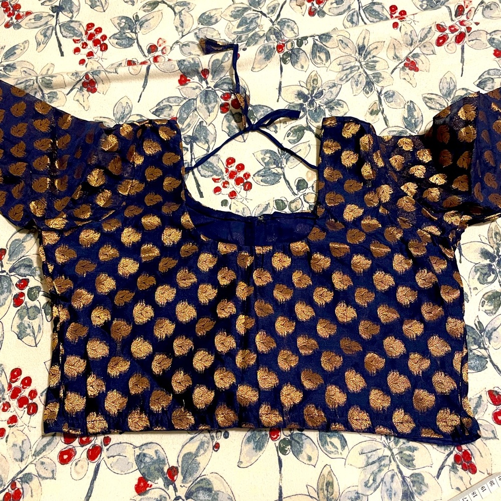 Saree blouse in navy blue with bronze pattern